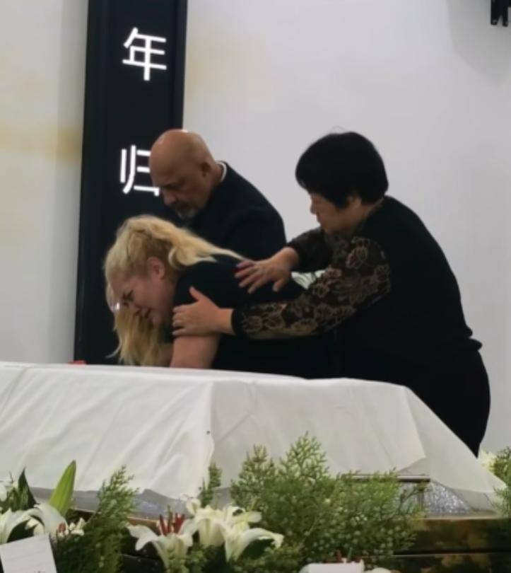 包含催泪！若塔葬礼举行，妻子趴棺木痛哭，葡萄牙队友为他抬棺！FIFA总部已降半旗志哀的词条